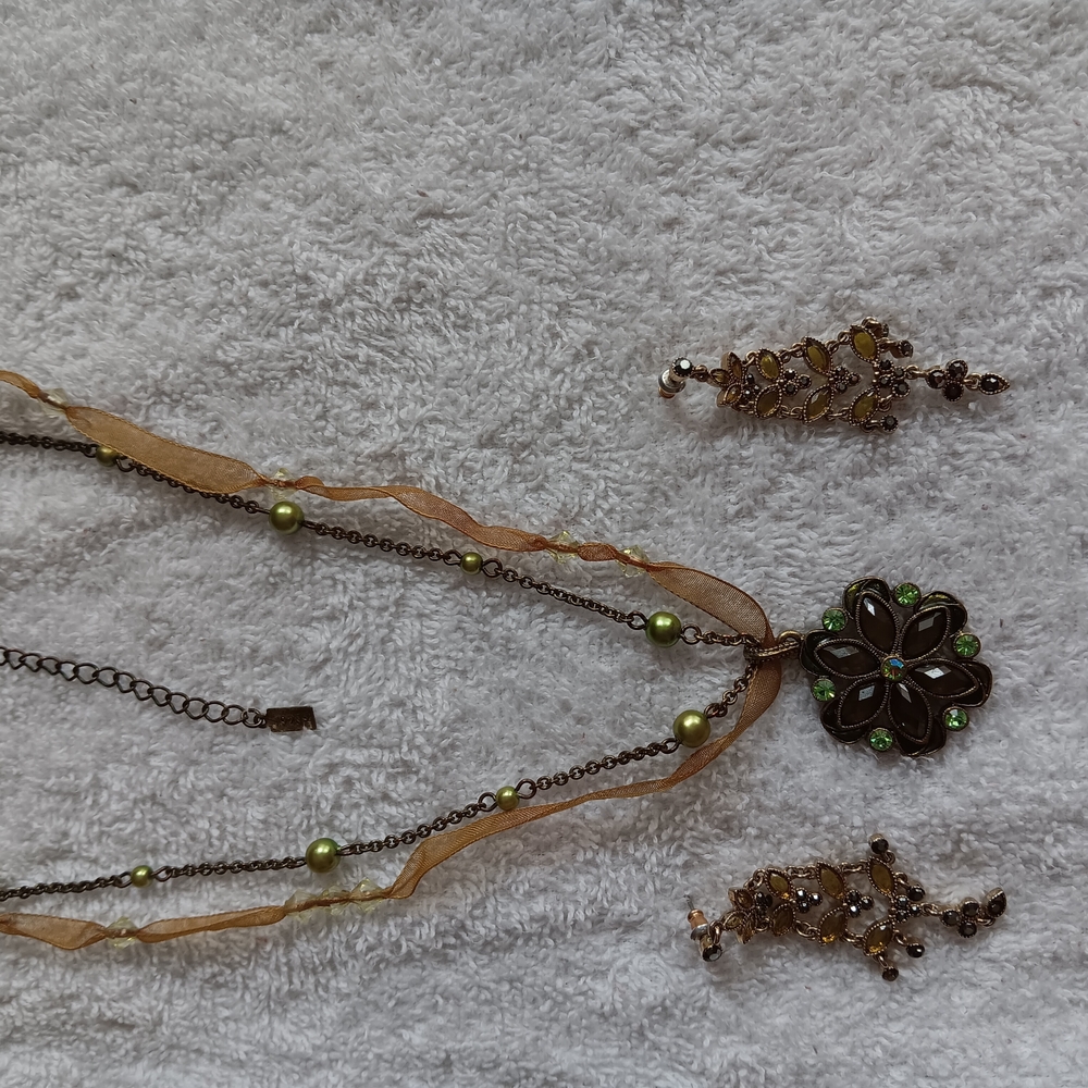 Elegant 1928 Green and Gold Necklace Set